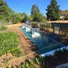 panneaux solaires/panneaux photovoltaïques sur sol, dans un jardin