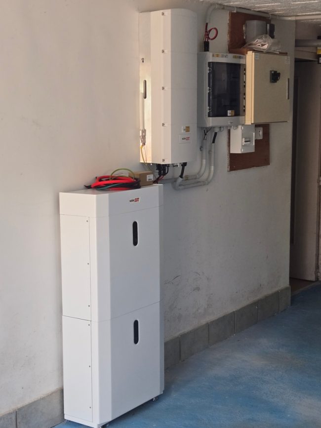 installation d'une batterie externe pour stockage d'éléctricité et d'anergie grâce aux panneaux solaires